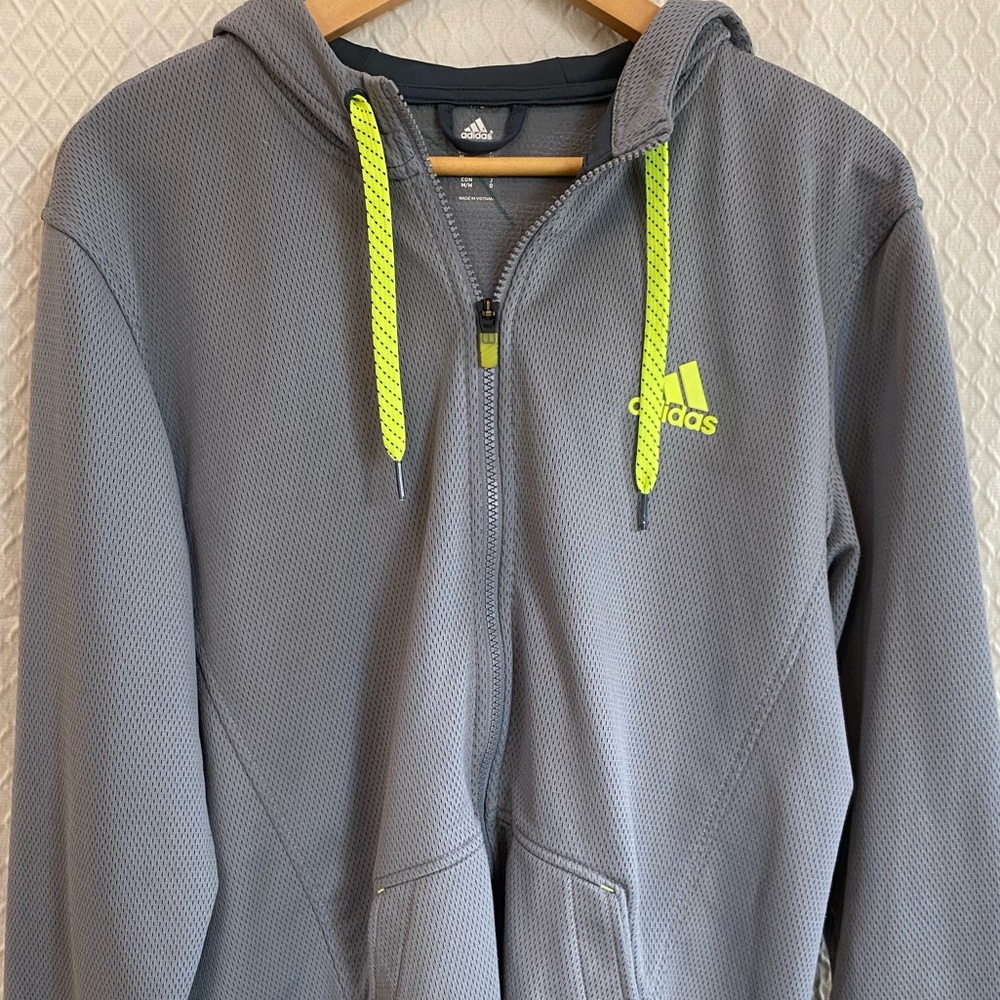 Adidas men’s Long sleeve quarter zip sport jacket. Lightweight. With hood.Medium